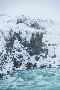 雪峰之下碧波涌