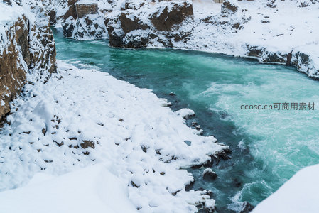 雪覆岩岸碧水湍流