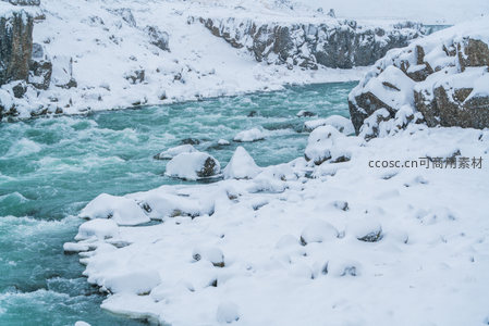 雪野激流穿石而过