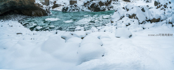 雪岸冰河静谧冬景