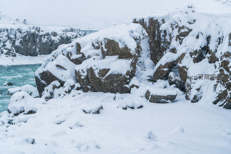 雪覆岩岸碧水奔流
