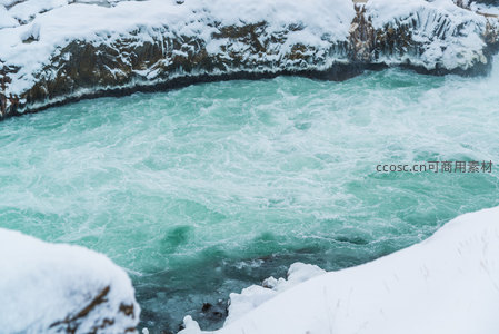湍急碧流穿雪峡
