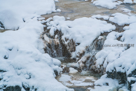 雪中细流潺潺淌