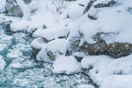 雪覆冰河，晶莹剔透的冬日溪流