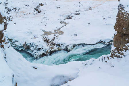 雪谷激流，碧水冲刷峡谷的壮丽景象