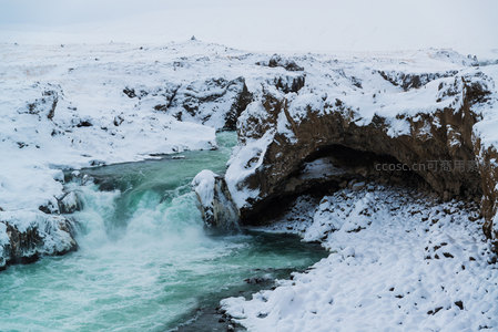 雪崖拱桥下，碧水奔腾如翡翠长河