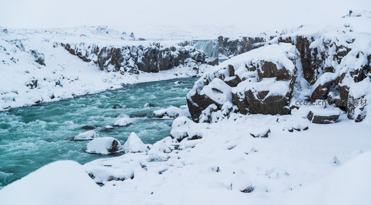 远眺雪峰，碧水奔流映衬冰封大地
