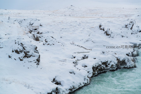 雪覆峡谷激流奔腾