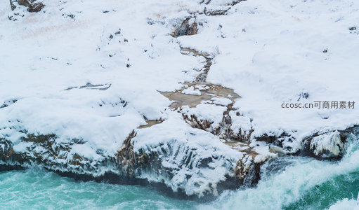 雪崖边激流飞溅