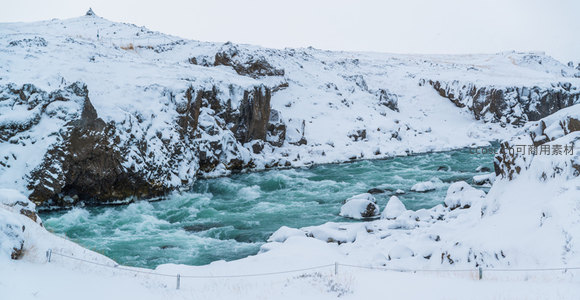 雪山环抱碧波激荡