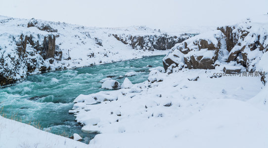 雪覆峡谷碧水奔流