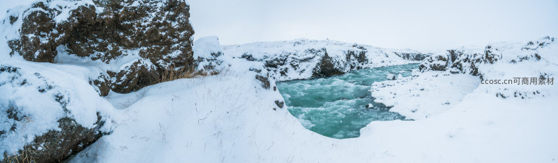 雪原峡谷碧水蜿蜒