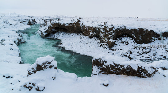 雪覆岩洞碧水奔涌
