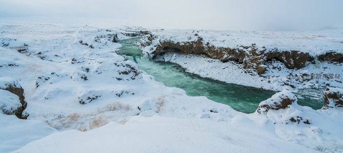 雪覆峡谷碧水穿流