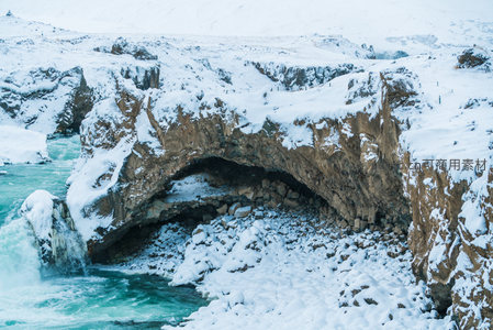 冰雪拱桥下的激流