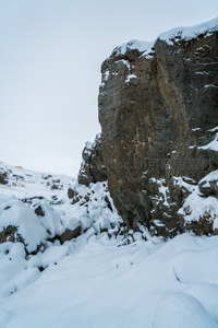 雪岩峭壁巍然耸立