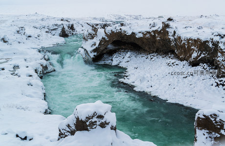 雪覆峡谷碧水奔流