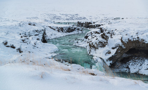 雪原之上碧水蜿蜒