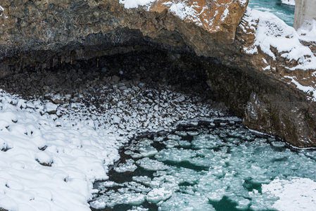 冰洞之下浮冰密布
