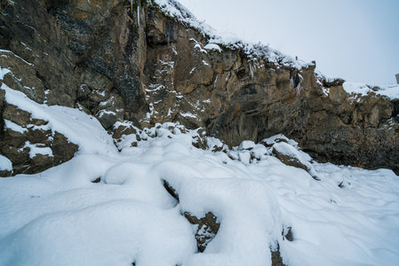 雪覆岩壁冰凌垂挂