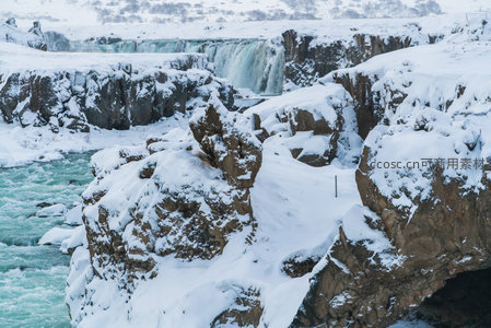 雪覆峡谷瀑布，冰河奔流如画