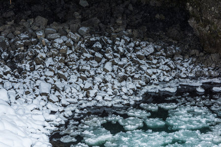 冰封河岸碎石，冬日静谧之美