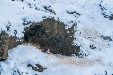 雪野岩洞幽深，枯草点缀寒境
