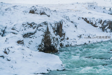 雪原激流奔涌，峡谷气势磅礴