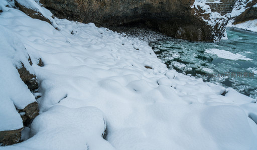 厚雪铺地冰河暗涌冬日秘境