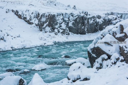 雪原峡谷碧波奔涌如仙境