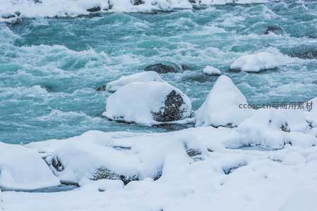 雪覆岩石激流奔涌