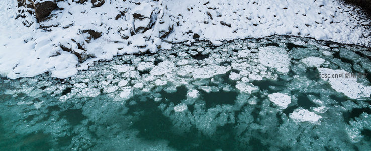 冰面浮雪静谧如画