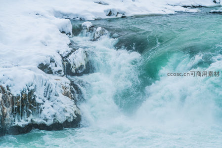 雪崖瀑布飞溅如雾