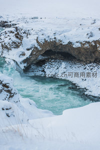 雪谷拱桥流水潺潺