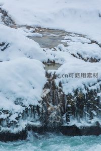 雪覆冰瀑，湍流穿石而过