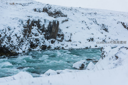 雪原激流，碧水撞岩生浪花