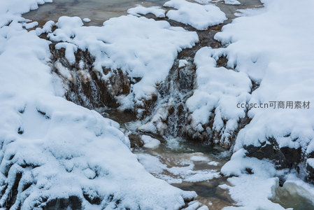 雪中细流，涓涓水声润冻土