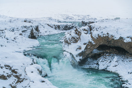 雪谷飞瀑，碧水奔涌入深潭