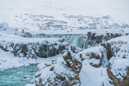 远眺雪瀑，群山环抱水帘垂