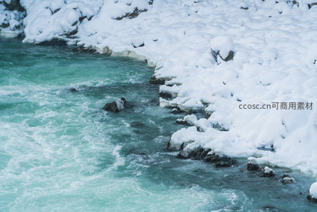 雪覆河岸碧水奔流