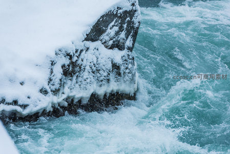 雪岩激浪拍岸飞溅