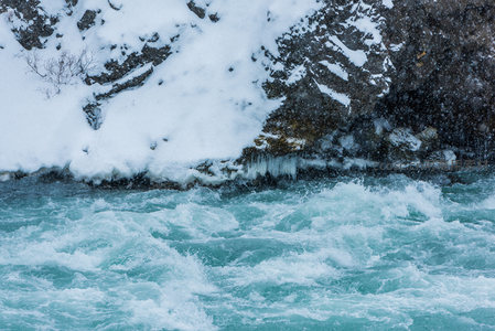 雪崖冰挂湍流不息