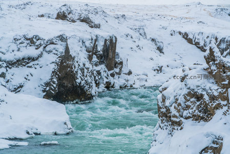 峡谷雪原碧水穿行