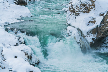 雪覆峡谷激流奔腾