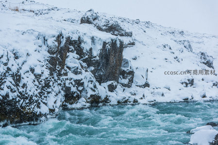 雪崖湍流冲击岩壁