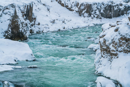 雪谷碧水蜿蜒流淌