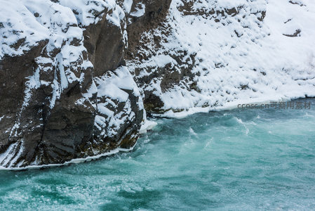 雪覆岩壁碧水湍流