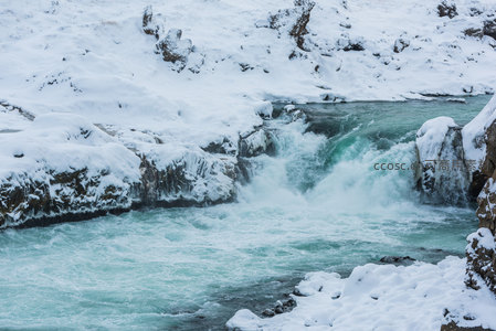 雪谷激流飞溅如玉