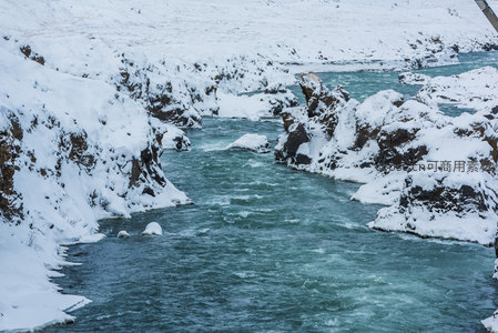 冰雪峡谷碧波穿行