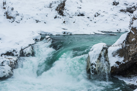 雪域激流：冰河奔腾的壮丽景象